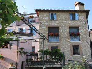 un gran edificio de piedra con flores en las ventanas en Country Club Da Cesco, en Borso del Grappa