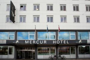una señal para un hotel frente a un edificio en ProfilHotels Mercur, en Copenhague