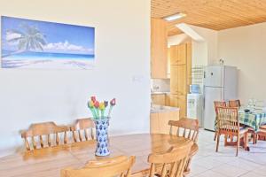 uma cozinha e sala de jantar com mesa e cadeiras em Villa Majestic em Ayia Marina