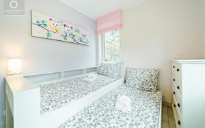 Un dormitorio pequeño con una cama y una ventana. en Wonder Home - Apartament z garażem, ogródkiem, miejscem na grilla i widokiem na Karkonosze, en Karpacz