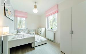 Un dormitorio con dos literas y un escritorio. en Wonder Home - Apartament z garażem, ogródkiem, miejscem na grilla i widokiem na Karkonosze, en Karpacz