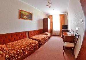ニーコポリにあるAfina Hotelのベッドとデスクが備わるホテルルームです。