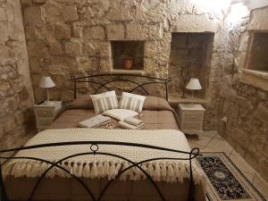 A bed or beds in a room at La Dimora di Clary