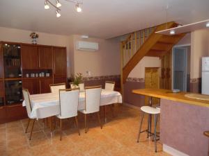 eine Küche und ein Esszimmer mit einem Tisch und Stühlen in der Unterkunft Meuble de la Tour in Nogent-sur-Seine