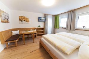 Łóżko lub łóżka w pokoju w obiekcie B&B Landhaus Vierthaler
