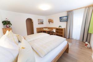 Łóżko lub łóżka w pokoju w obiekcie B&B Landhaus Vierthaler