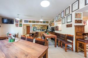 comedor con mesas y sillas de madera en Hotel Pivovar Kácov, en Kácov