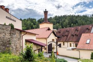 un villaggio con un faro in cima a un edificio di Hotel Pivovar Kácov a Kácov