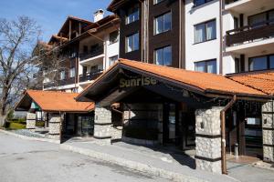 un edificio con toldo frente a un edificio en Sunrise Park Complex - Free Wellness, en Bansko