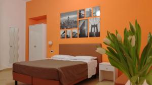 Bovio Modern Suite في نابولي: غرفة نوم بسرير وصور على الحائط