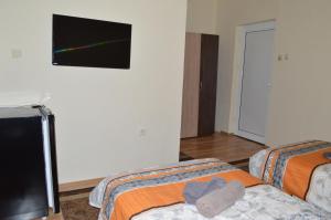 En tv och/eller ett underhållningssystem på Dionis Hotel