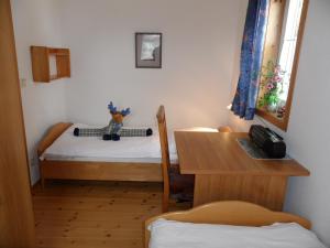 a small room with two beds and a table at ökologische Ferienanlage in Bansin