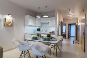 a kitchen and dining room with a table and chairs at Apartament Charisma in Zakopane