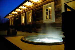 Fotografia z galérie ubytovania Kacza Chata - willa z jacuzzi v Krakove