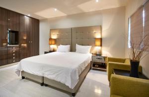 Tempat tidur dalam kamar di Dynasty Forest Sandown Serviced Apartments & Self Catering Hotel