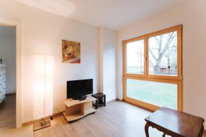 Il comprend un salon doté d'une télévision et d'une fenêtre. dans l'établissement Apartment Vienna B, à Vienne