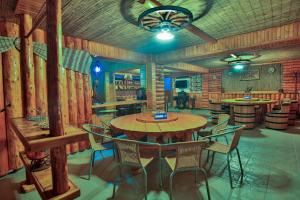 a room with a table and chairs in a restaurant at HOTEL RAXAND Residence in Mioveni