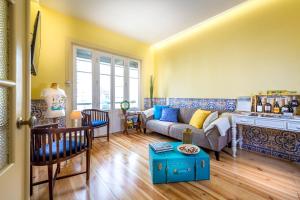 uma sala de estar com um sofá e uma lareira em Casa Belmonte em Lisboa