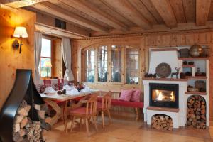 TV a/nebo společenská místnost v ubytování Relais & Châteaux Gut Steinbach Hotel Chalets SPA