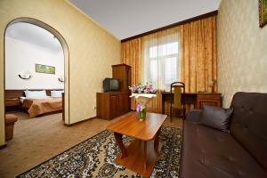 Yaroslavskaya Hotel tesisinde bir oturma alanı