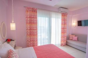 Кровать или кровати в номере WhiteSands Beach Resort