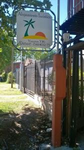 un signo de una clínica trans de trinucleótidos albuquerque en Apartamentos Río Uruguay en Colón