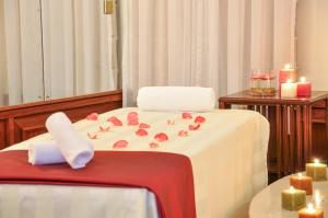 Postel nebo postele na pokoji v ubytování Muthu Sovereign Suites & Spa, Limuru Road, Nairobi