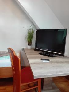 TV at/o entertainment center sa Pension Prem