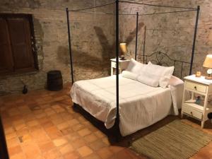 1 dormitorio con cama con dosel en Bajo el Faro, en Colonia del Sacramento