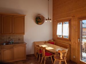 RosswaldにあるChalet Skiliftのキッチン(木製テーブル、いくつかの椅子付)