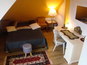 una camera da letto con un letto e un tavolo con una lampada di Apartamenty Słoneczna Polanka a Polanica-Zdrój
