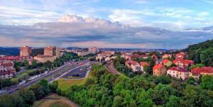 une vue aérienne d'une ville avec des bâtiments et des routes dans l'établissement Hotel Krystal, à Prague