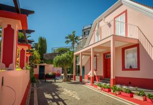 フンシャルにあるCasa dos Francelhosの赤白家屋街道