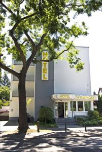 a hotel with a tree in front of a building at Hotel Stiftswingert in Mainz