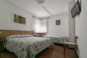 Ένα ή περισσότερα κρεβάτια σε δωμάτιο στο Hotel Dafne