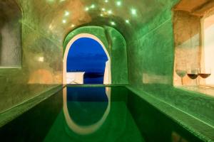 イメロヴィグリにあるSenses Suitesの海の景色を望むスイミングプール