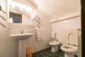 Ένα μπάνιο στο Hotel Dafne +30 φωτογραφίες