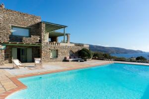 una villa con piscina frente a una casa en Villa Juno in Kea, en Koundouros