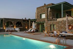 una piscina frente a una casa en Villa Juno in Kea, en Koundouros