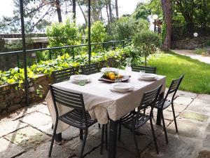 モンテロッソ・アル・マーレにあるLa Pavona Villa Luxury Collectionのテーブル(椅子付)と白いテーブルクロス