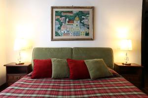 Un pat sau paturi într-o cameră la Houspitality Caesar Bed & Breakfast
