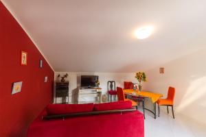 ヴィエトリにあるbb Al Centro Di Vietriのリビングルーム(赤いソファ、テーブル付)