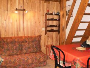 salon z kanapą i stołem w obiekcie Location Montagne w mieście Contamines-Montjoie