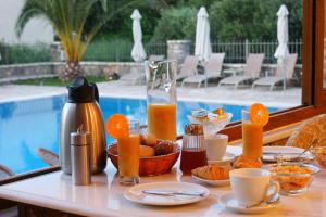 Bazén v ubytování Harmony Hotel Apartments nebo v jeho okolí