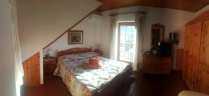 um quarto com uma cama e uma janela em B&B L'Arcobaleno em Sorrento