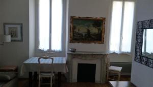 ニースにあるAppartement La Cerisaie - Rue Massenaのリビングルーム(テーブル、暖炉付)