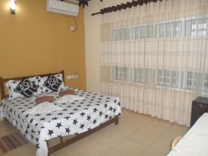 1 dormitorio con 1 cama en blanco y negro en The Night shade en Negombo