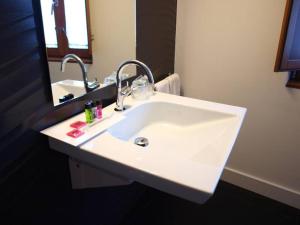 A bathroom at Hotel Las Casas de Pandreula