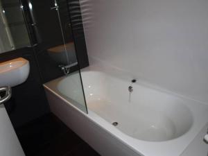 A bathroom at Hotel Las Casas de Pandreula