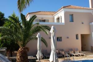 Bazén v ubytování Harmony Hotel Apartments nebo v jeho okolí